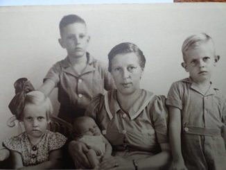 fam.foto juni 1942 (zonder mijn vader)