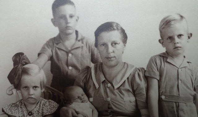 dsc04116 fam.foto juni 1942 (zonder mijn vader)