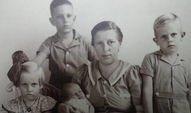 fam.foto juni 1942 (zonder mijn vader)