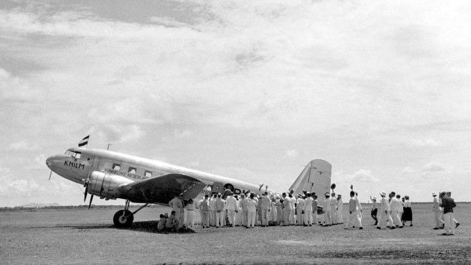 The first KNILM flight to the airfield Oelin near Bandjermasin, Kalimantan
